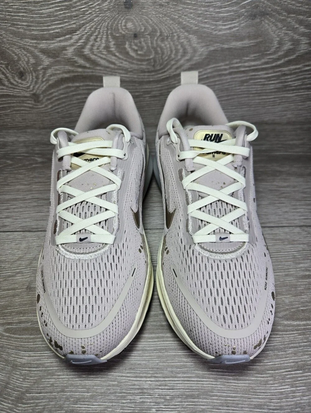 Nike Vomero 18 SE Running Shoes Size 5.5 Youth / 7 Women Cream / Gold Grain NEW